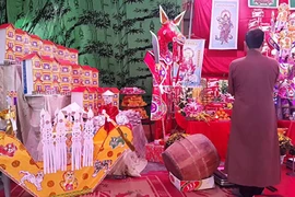 Tháng "cô hồn": Kinh doanh ngưng trệ, cung văn, thầy cúng đắt "sô"