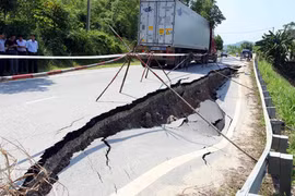 Quốc lộ 32C bị sạt, lún dài 30m