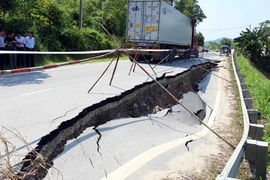 Quốc lộ 32C bị sạt, lún dài 30m