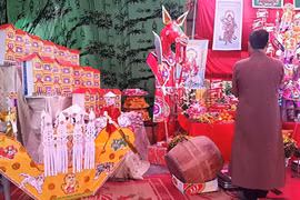 Tháng "cô hồn": Kinh doanh ngưng trệ, cung văn, thầy cúng đắt "sô"