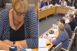 Nữ nghị sỹ Na Uy chơi Pokemon Go trong giờ họp 