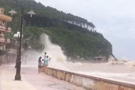 "Tự sướng" trong mưa bão: Đừng đùa giỡn mạng sống của chính mình!