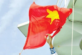 Báo An ninh Thủ đô nhận lá cờ Tổ quốc từ quần đảo Trường Sa