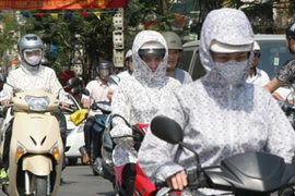 Hà Nội đón đợt nắng nóng đầu Hè lên tới 37 độ C