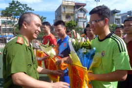 Giao lưu bóng đá thắt chặt tình đoàn kết