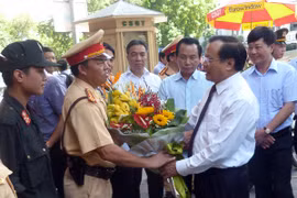 Bí thư Thành ủy Phạm Quang Nghị chúc mừng các đơn vị thuộc Công an Hà Nội