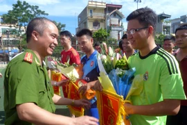 Giao lưu bóng đá thắt chặt tình đoàn kết