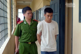 Dí dùi cui điện cướp tài sản của phụ nữ đi đường