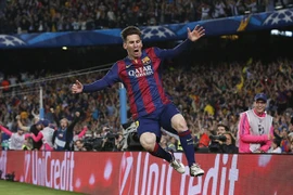 Barcelona 3-0 Bayern Munich: Ngả mũ trước Messi!