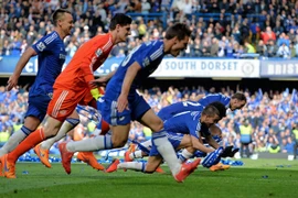 Chelsea tưng bừng "quậy phá", ăn mừng chức vô địch