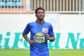 Chiêu mộ “chiến hữu” của Yaya Toure, HAGL lại mơ bay cao