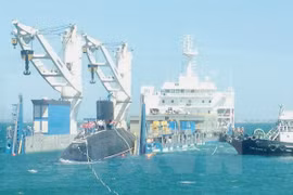 Tàu ngầm Kilo thứ 5 HQ-186 Đà Nẵng đã vào vịnh Cam Ranh an toàn