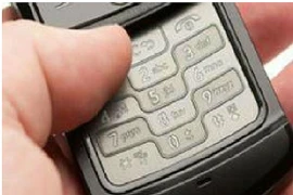 Bị chồng đẩy từ sân thượng xuống đất vì giấu giếm tin nhắn