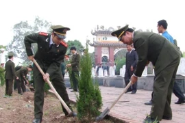 Thắp lửa tình nguyện-Vì nhân dân phục vụ