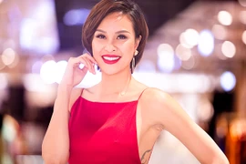 Phương Mai khoe chân dài miên man với đầm xẻ cao đến hông