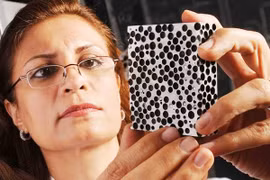 Bọt kim loại tổng hợp biến đạn chì thành tro bụi