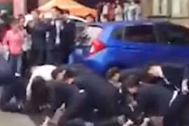 Bò khắp phố vì không đạt chỉ tiêu bán hàng