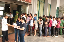 Đợi cả giờ để mua tiền lưu niệm