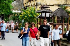 Kiên trì nới visa để hút khách du lịch