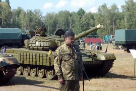 Tổng thống Ukraine trao 100 thiết bị quân sự, cam kết đầu tư mạnh cho quân đội 