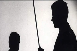 Bé trai 10 tuổi bị hiệu trưởng đánh chết vì ăn trộm bút chì