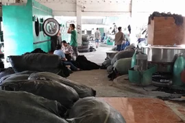 Cơ sở giặt là xả thải đầu độc sông Hồng