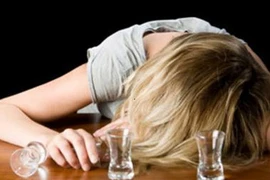 Chuốc rượu say rồi đưa nữ sinh vào nhà nghỉ "làm bậy"