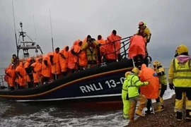 Giải cứu hơn 160 người di cư vượt Eo biển Manche 