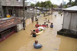 Bão Noru quét qua Philippines, nhiều khu vực ngập trong biển nước 