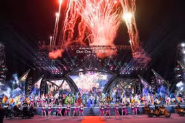 Trực tiếp: Đêm khai mạc Lễ hội Du lịch biển Sầm Sơn 2022 và bắn pháo hoa