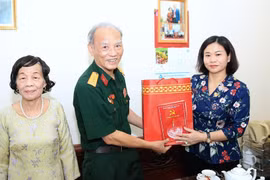 Phó Bí thư Thường trực Thành ủy Nguyễn Thị Tuyến thăm, tặng quà các thương binh, bệnh binh 