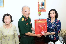 Phó Bí thư Thường trực Thành ủy Nguyễn Thị Tuyến thăm, tặng quà các thương binh, bệnh binh 