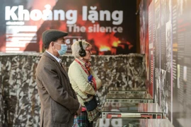 Lắng đọng cảm xúc khi bước vào triển lãm “Khoảng lặng”