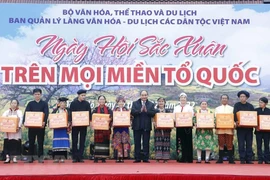 Chủ tịch nước Nguyễn Xuân Phúc dự “Ngày hội sắc xuân trên mọi miền Tổ quốc” 