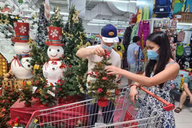 Thị trường quà tặng rộn ràng chờ khách dịp Noel