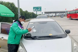 Dán thẻ thu phí tự động không dừng sẽ mất phí 120.000 đồng 