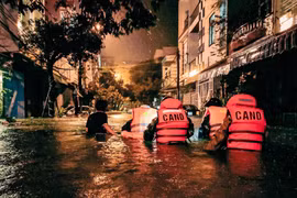 Những đêm trắng dầm mình trong lũ dữ cứu giúp người dân 