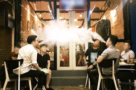 Dù bị cấm, thuốc lá điện tử vẫn bán công khai