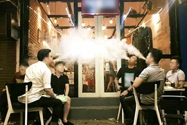 Dù bị cấm, thuốc lá điện tử vẫn bán công khai