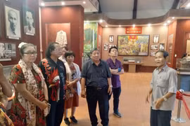 Trại có 4 người...