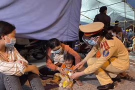 Ấm tình quân dân trên những cung đường Thủ đô bình yên