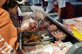 Nghịch lý giảm giá xăng, tăng giá hàng tiêu dùng