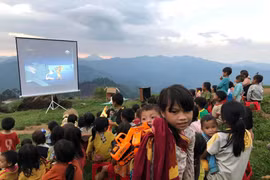 Chuyện những người 12 năm “cõng” điện và mang rạp chiếu phim đến với trẻ em vùng cao