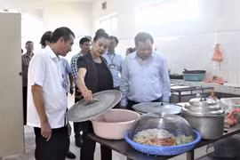 Lãnh đạo thành phố thăm, tặng quà Trung tâm Điều dưỡng người có công số 1 Hà Nội 