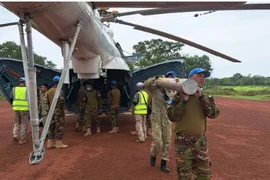 Đội Công binh Việt Nam xây dựng hàng rào bảo vệ Trạm quan sát viên quân sự tại Abu Qussa 