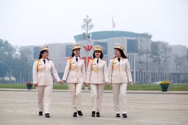 Phụ nữ Công an Thủ đô duyên dáng 