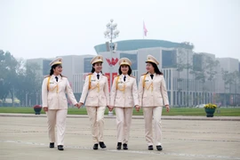 Phụ nữ Công an Thủ đô duyên dáng 