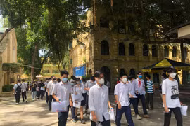 Phụ huynh bức xúc với các khoản lạm thu đầu năm học