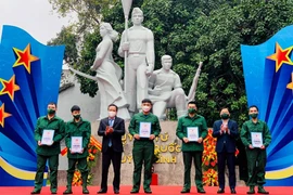 Hà Nội gặp mặt thanh niên nhập ngũ và tuyên dương quân nhân xuất ngũ tiêu biểu