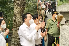 Đoàn đại biểu thành phố Hà Nội dâng hương tưởng niệm các Vua Hùng 